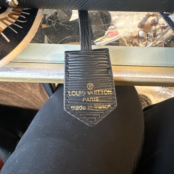 Louis Vuitton - Picture 14 of 15